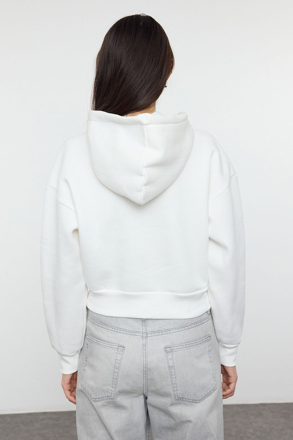 TRENDYOLMILLA Ekru Kal?n Ici Polarl? Kapusonlu Rahat Kesim Crop Basic Orme Sweatshirt TWOAW24SW00105  фото 22
