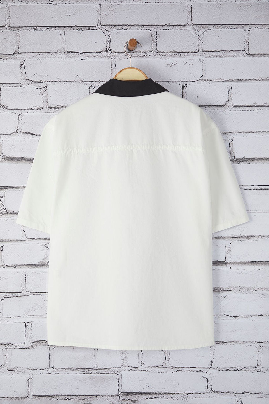 TRENDYOL MAN Ekru Oversize Fit Patch Etiket Detayl? Kontrast Yakal? %100 Pamuk Yazl?k Gomlek TMNSS25GO00043 - Trendyolmilla фото 4