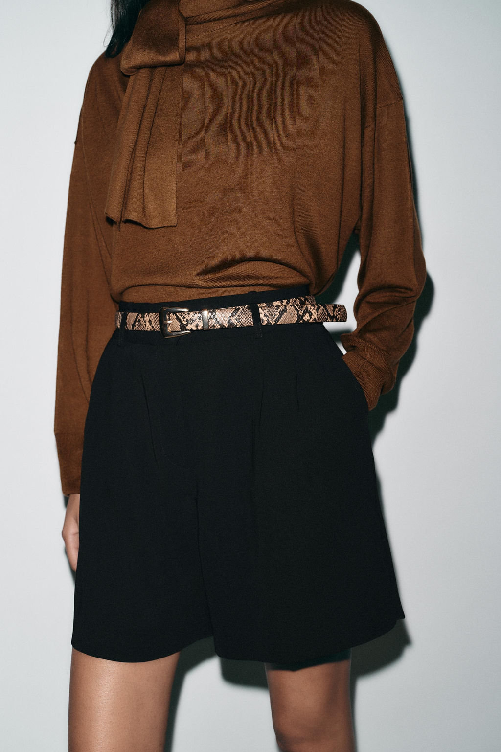 BERMUDA SHORTS WITH DARTS AND BELT