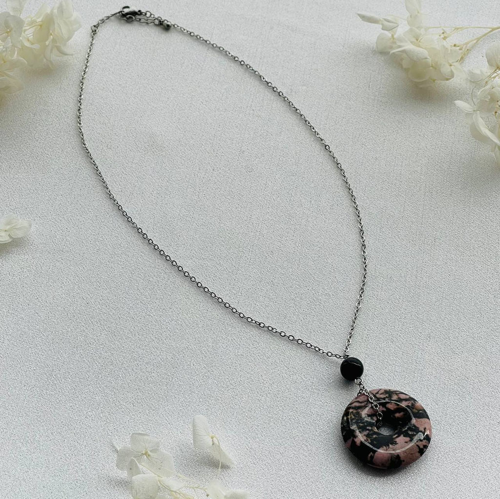 Кулон на цепочке из Родонита и черного Агата