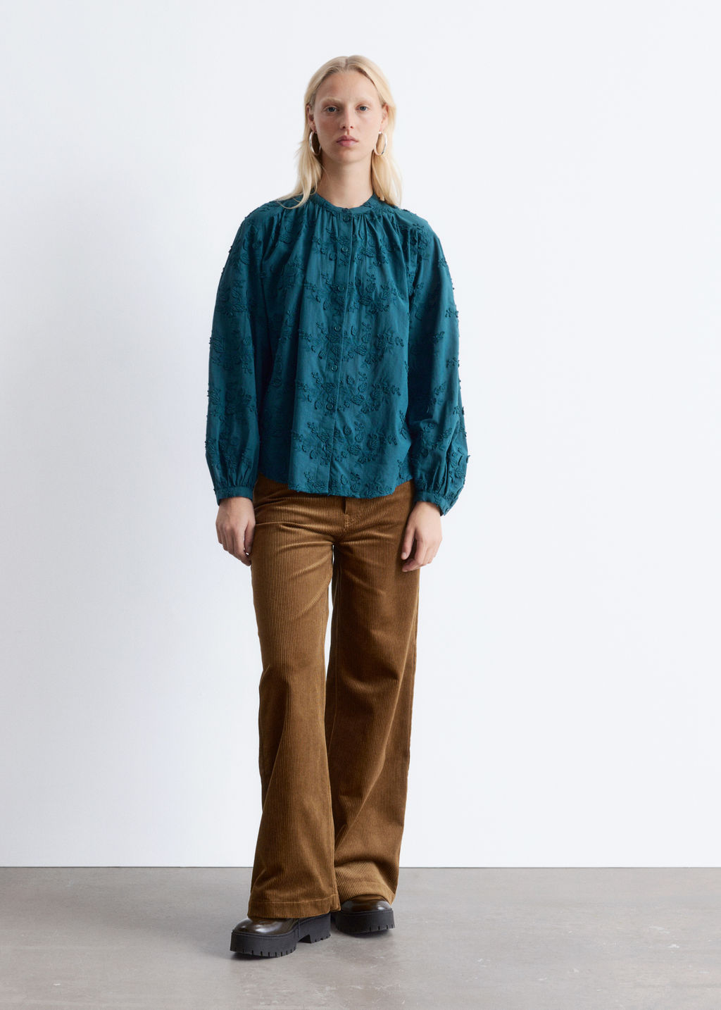 Blusa voluminosa con apliques florales - H&m фото 6