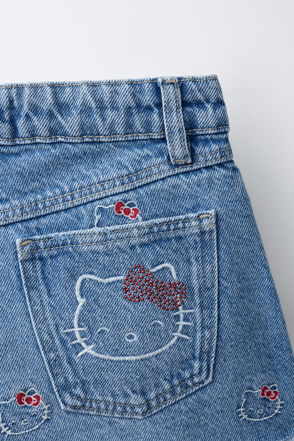 BERMUDA DENIM BORDADOS HELLO KITTY  SANRIO / Azul