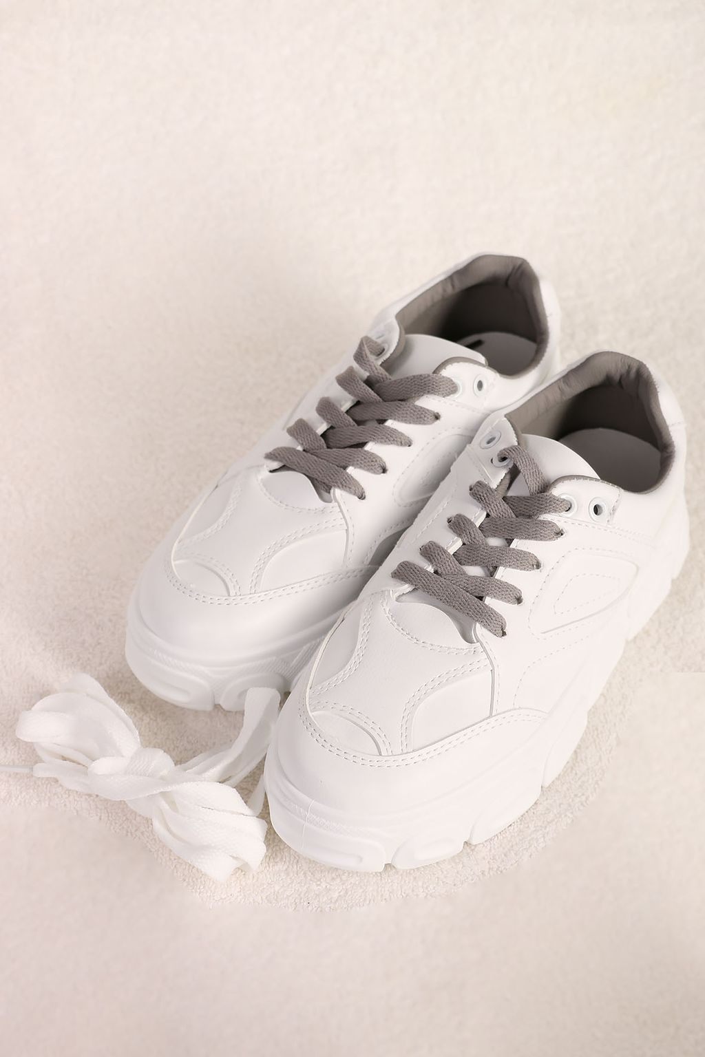 Кроссовки белые с серыми шнурками