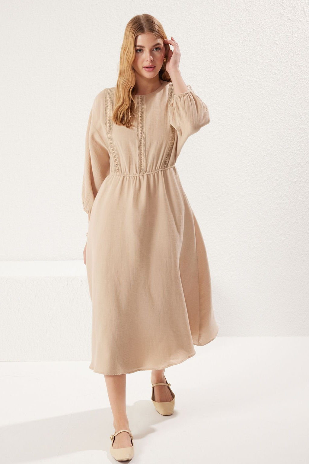 TRENDYOLMILLA Tas Etegi Belden Ac?lan Lastikli Serit Aksesuar Detayl? Muslin Midi Dokuma Elbise TWOSS25EL00258 фото 2