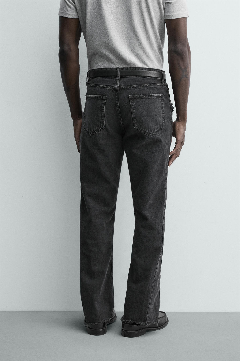 JEANS FLARE FIT ROTOS / Negro - Zara фото 3
