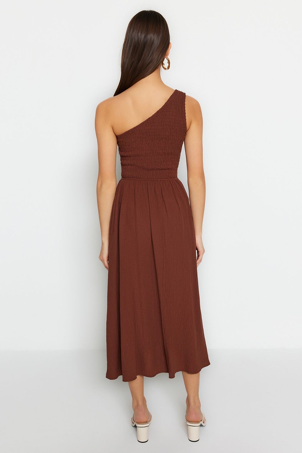 TRENDYOLMILLA Kahverengi Belden Ac?lan Ust Bedeni Gipeli Tek Omuz Midi Dokuma Elbise TWOSS23EL01830  фото 14