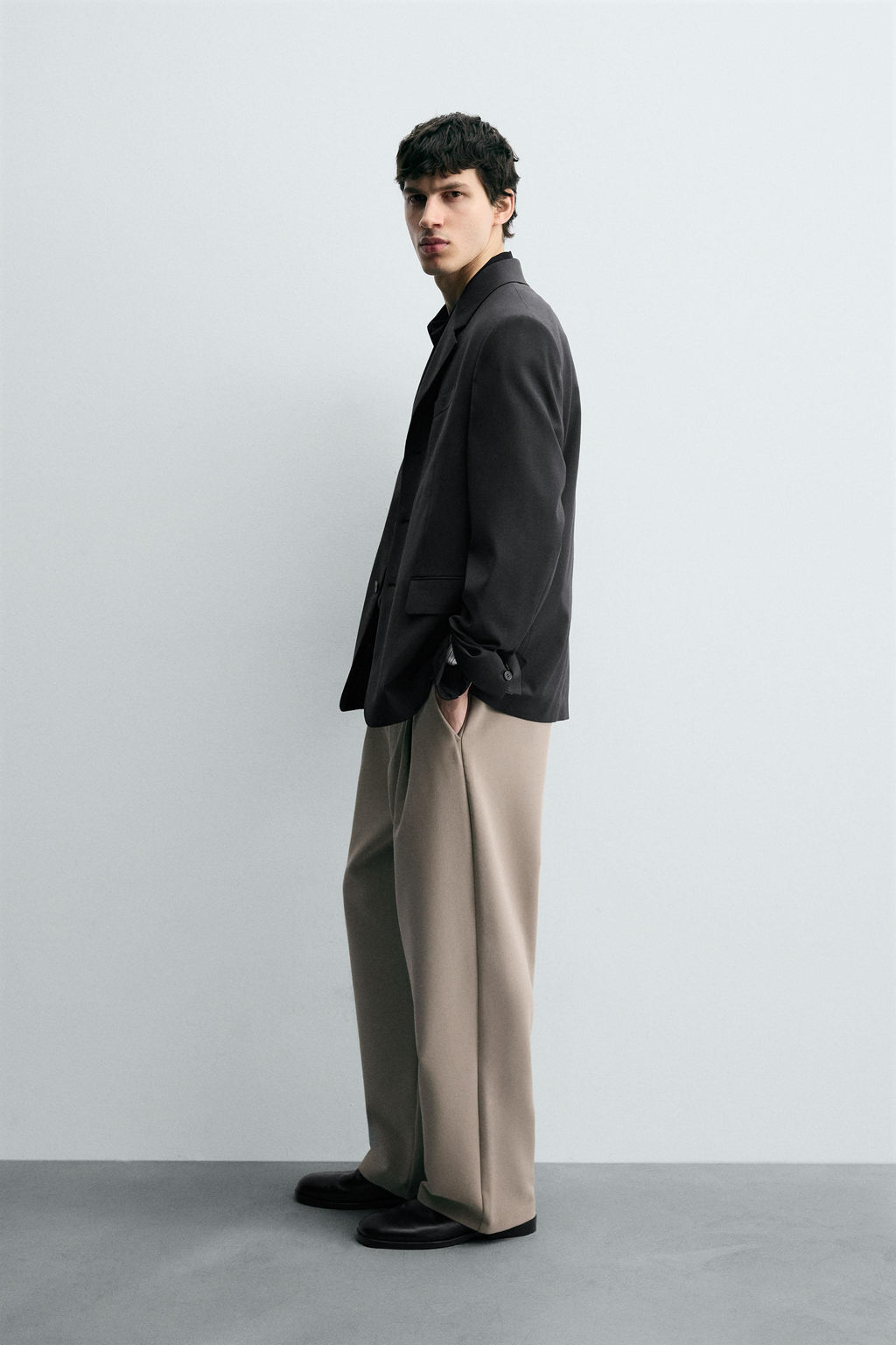 PANTAL?N RELAXED FIT PLIEGUES / Tostado claro - Zara фото 4