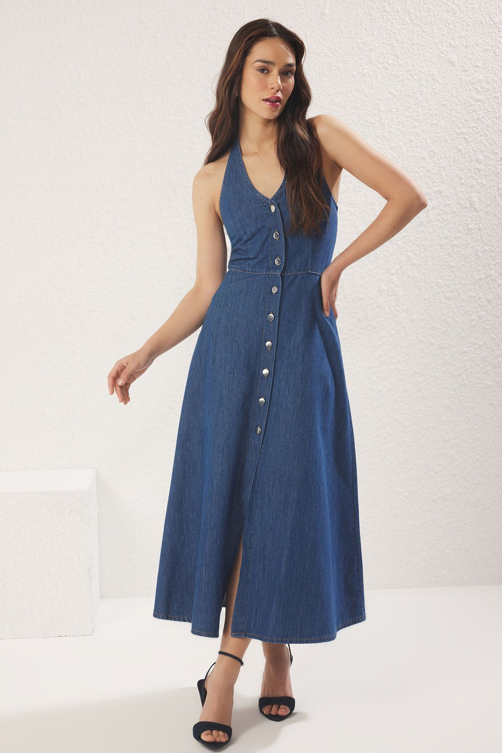 TRENDYOLMILLA Mavi Etegi F?rf?rl? Halter Yaka Midi Denim Elbise TWOSS25EL00601