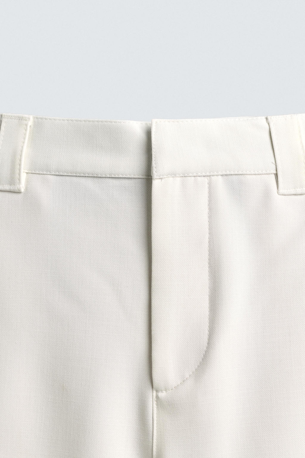 BERMUDA RELAXED FIT PLIEGUES LATERALES / Blanco roto