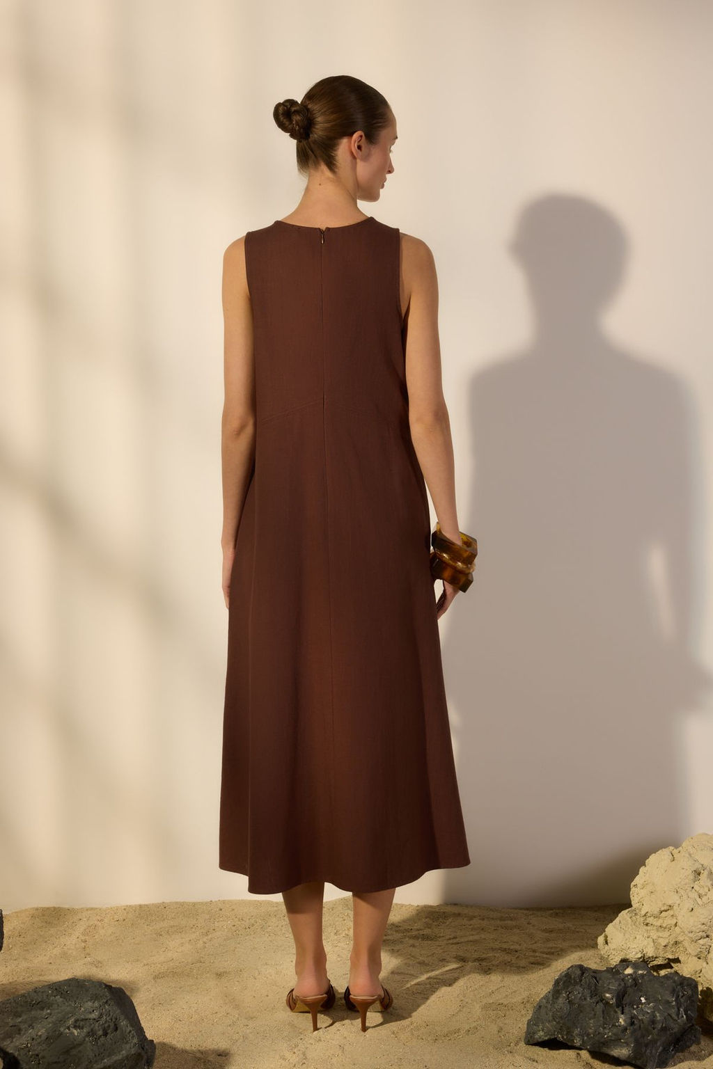 Trendyolmilla Kahverengi Keten Kar?s?ml? Duz Kesim Dikis ve Cep Detayl? Midi Dokuma Elbise TWOSS25EL00652 фото 12