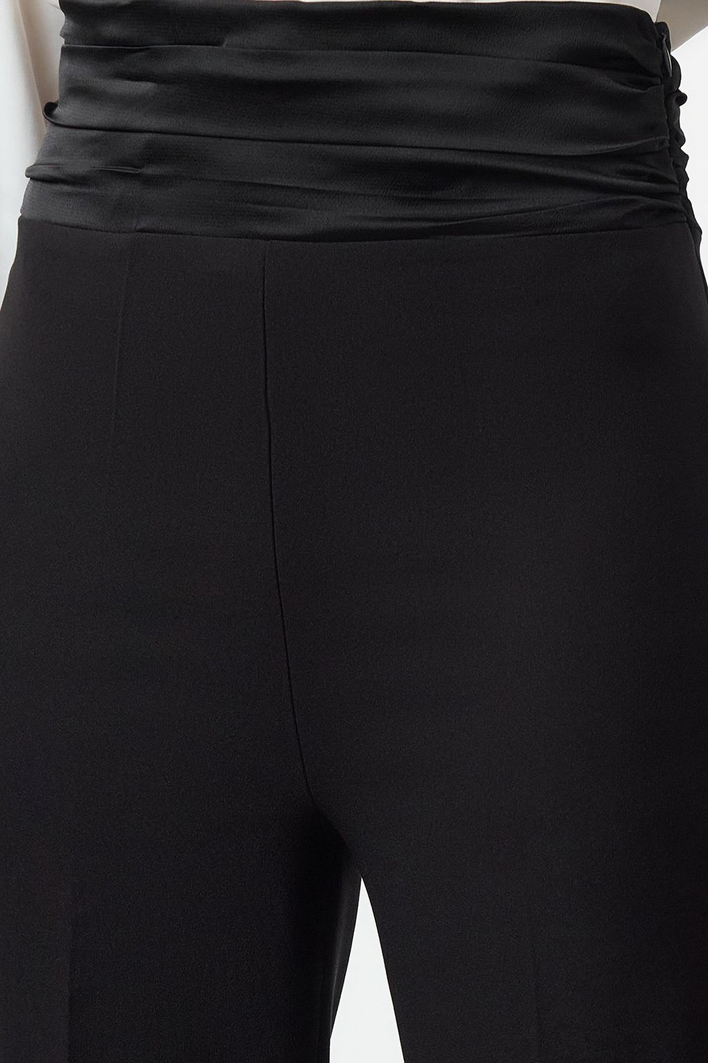 TRENDYOLMILLA Siyah Saten Nervur Serit Detayl? Dokuma Pantolon TPRAW25PL00004
