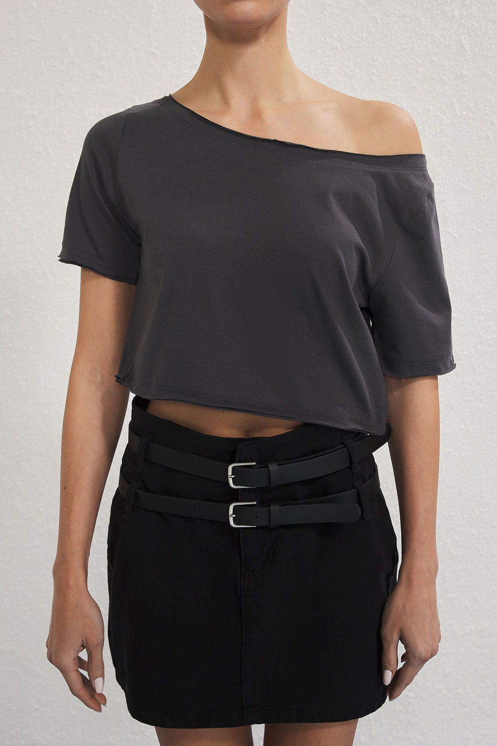 Trendyolmilla Siyah-Beyaz 2li Paket %100 Pamuk Asimetrik Kay?k Yaka Crop Orme T-Shirt TWOSS25TS00194  фото 3