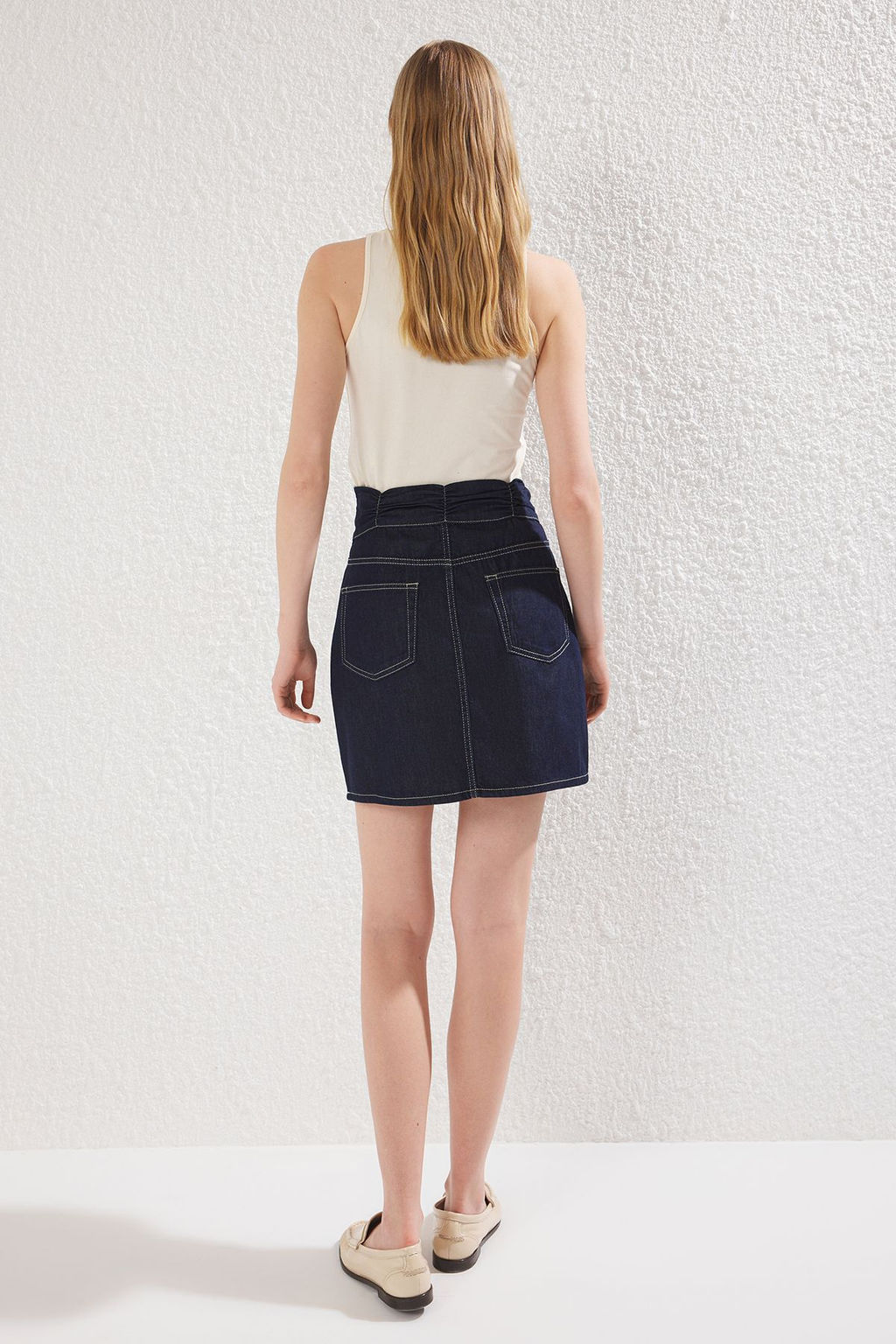 TRENDYOLMILLA Koyu Mavi Beli Buzgulu Yuksek Bel Mini Denim Etek TWOSS25ET00100  фото 5