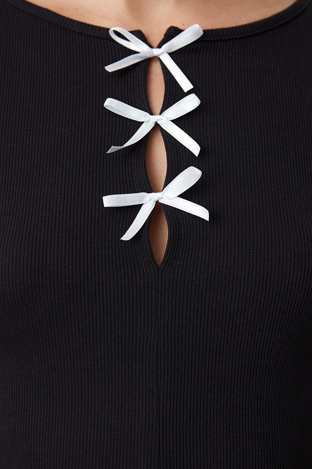 Trendyolmilla Siyah Fiyonk ve Cut Out Detayl? Bisiklet Yaka Slim/Vucuda Oturan Orme Bluz TWOAW25BZ00177