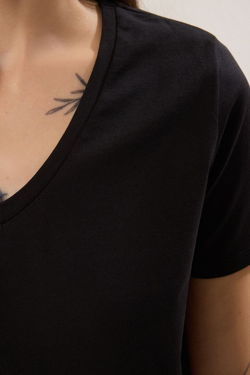 TRENDYOLMILLA Siyah-Siyah 2Li Paket %100 Pamuk Regular Bisiklet-V yaka Orme T-Shirt TWOSS25TS00189 фото 6