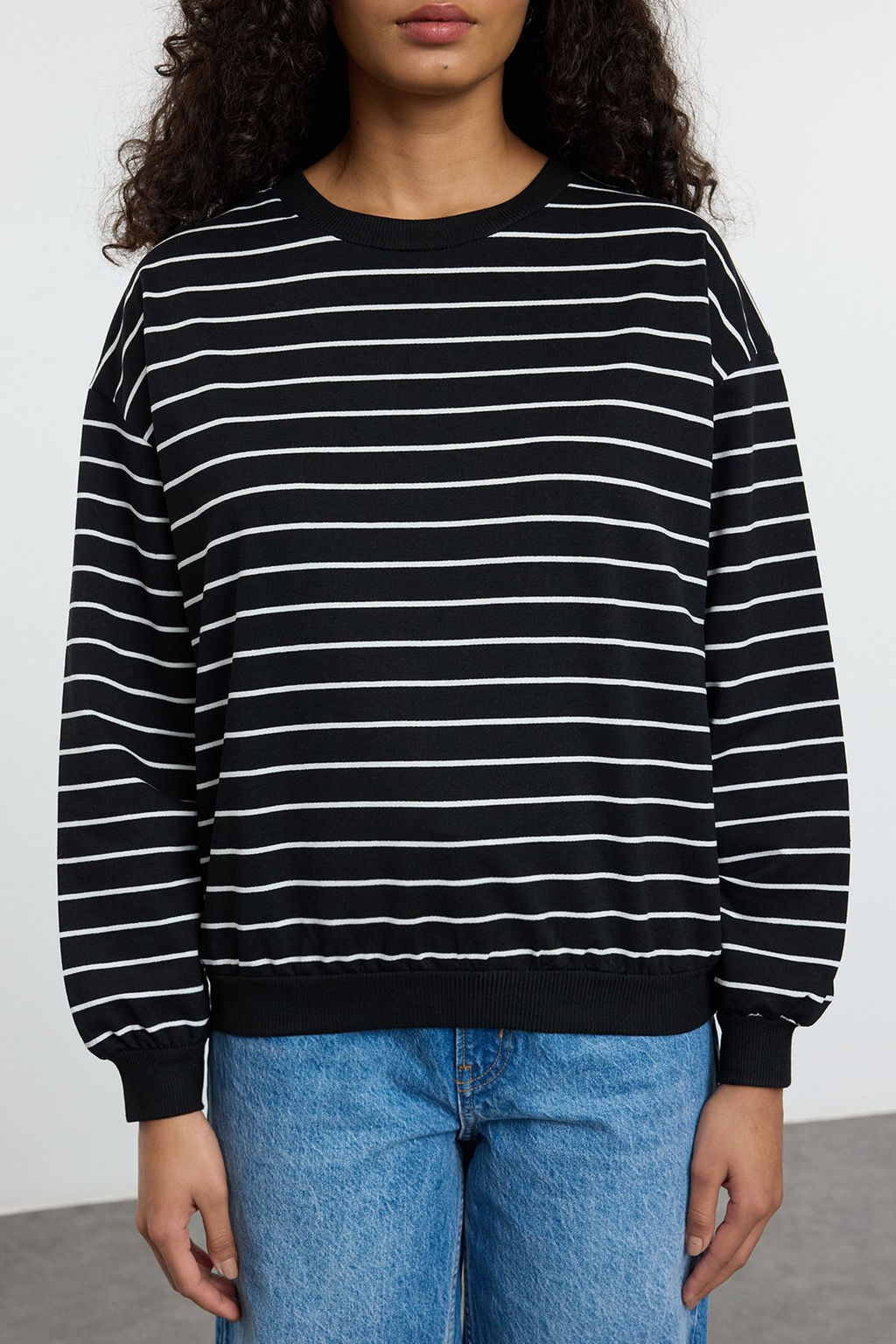 TRENDYOLMILLA Siyah 2 Iplik Bisiklet Yaka Cizgili Regular Orme Sweatshirt TWOAW25SW00324