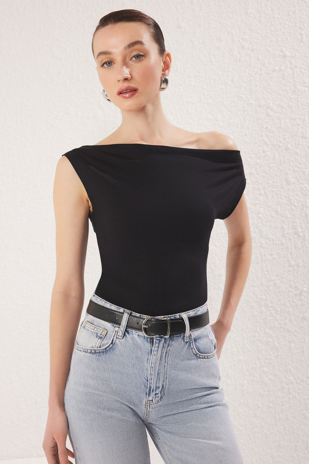 Trendyolmilla Ekru Kay?k Yaka Fitted Viskoz/Yumusak Kumasl? Esnek Orme Bluz TWOSS24BZ00090