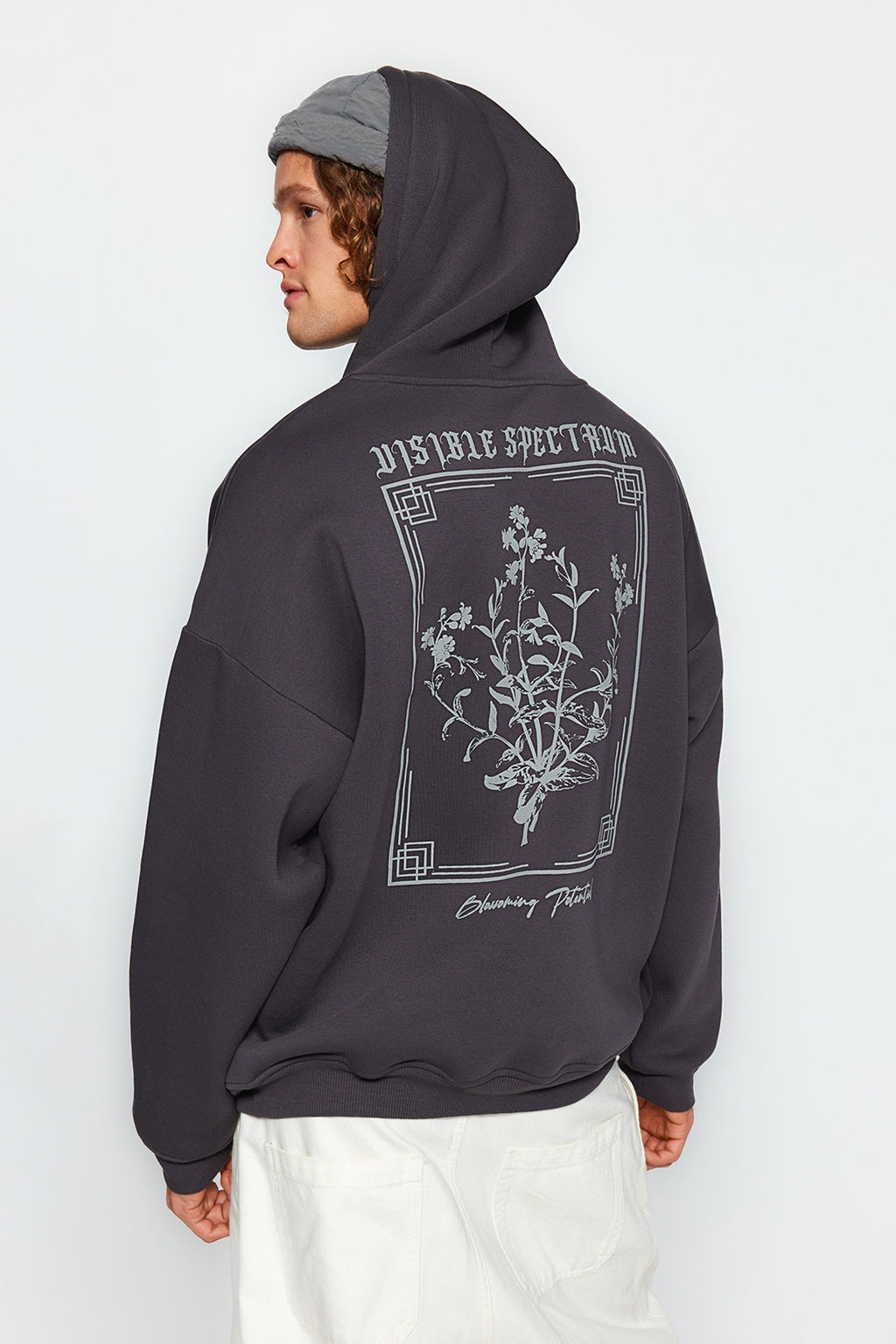 TRENDYOL MAN Antrasit Oversize/Genis Kesim Kapusonlu Cicek Bask? Ici Polar/S?cak Tutan Sweatshirt TMNAW24SW00100
