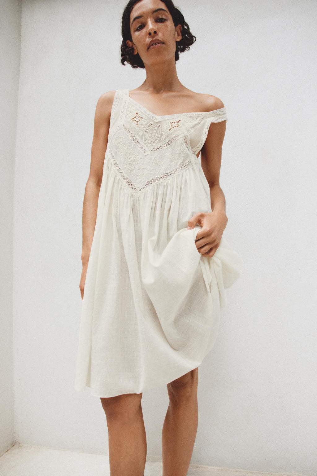 VESTIDO PLIEGUES BORDADOS FLORALES / Blanco roto - Zara фото 10