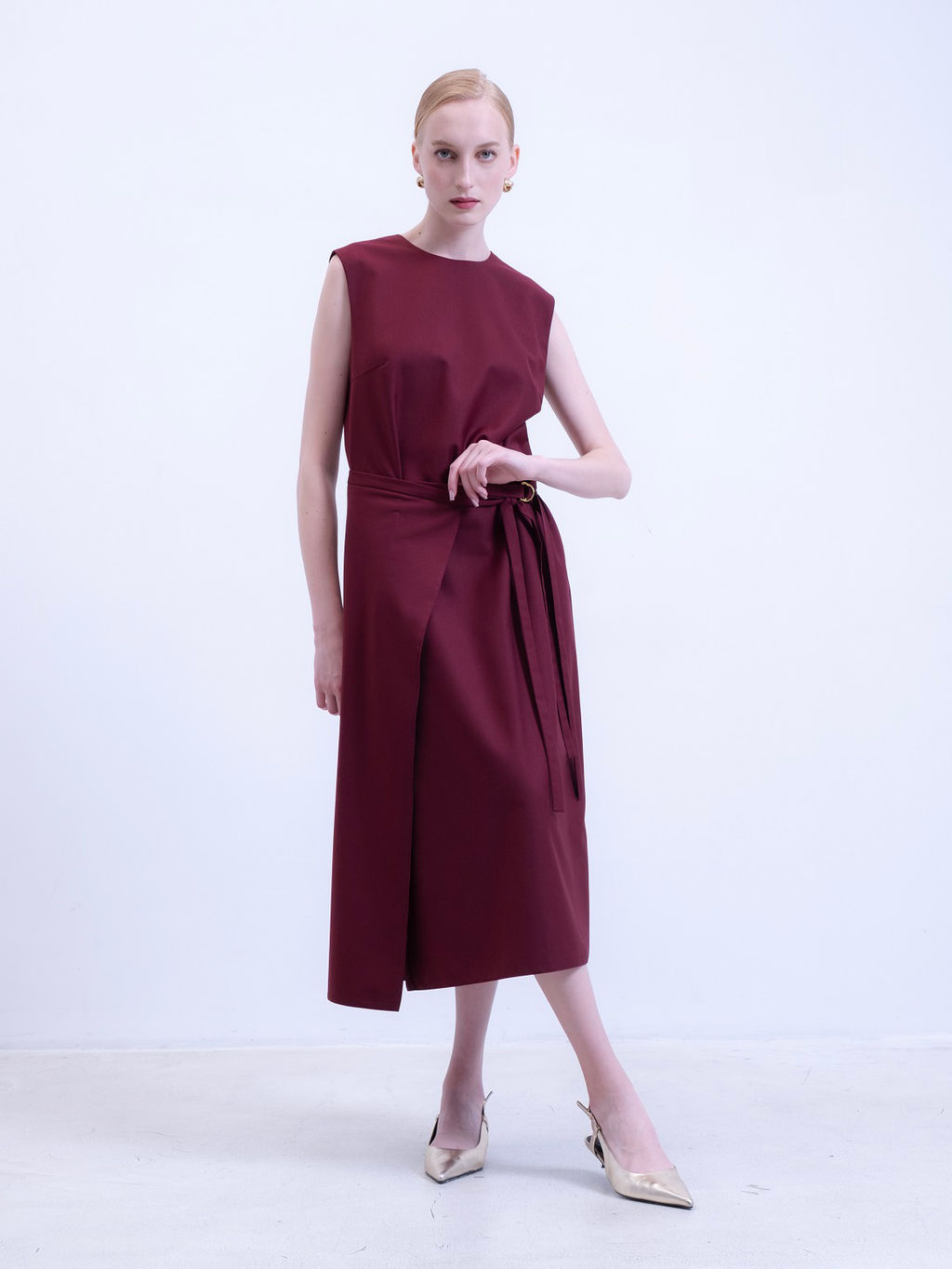 Платье без рукавов в винном оттенке