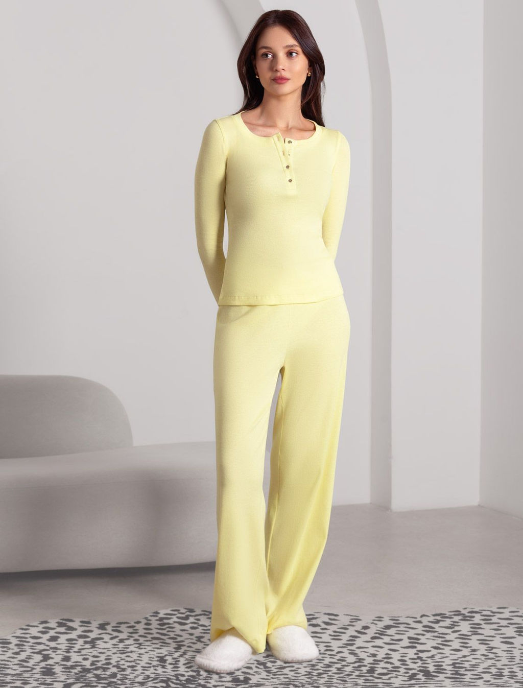 Лонгслив облегающий из фактурного трикотажа в рубчик с круглым вырезом на пуговицах - Vilatte фото 5