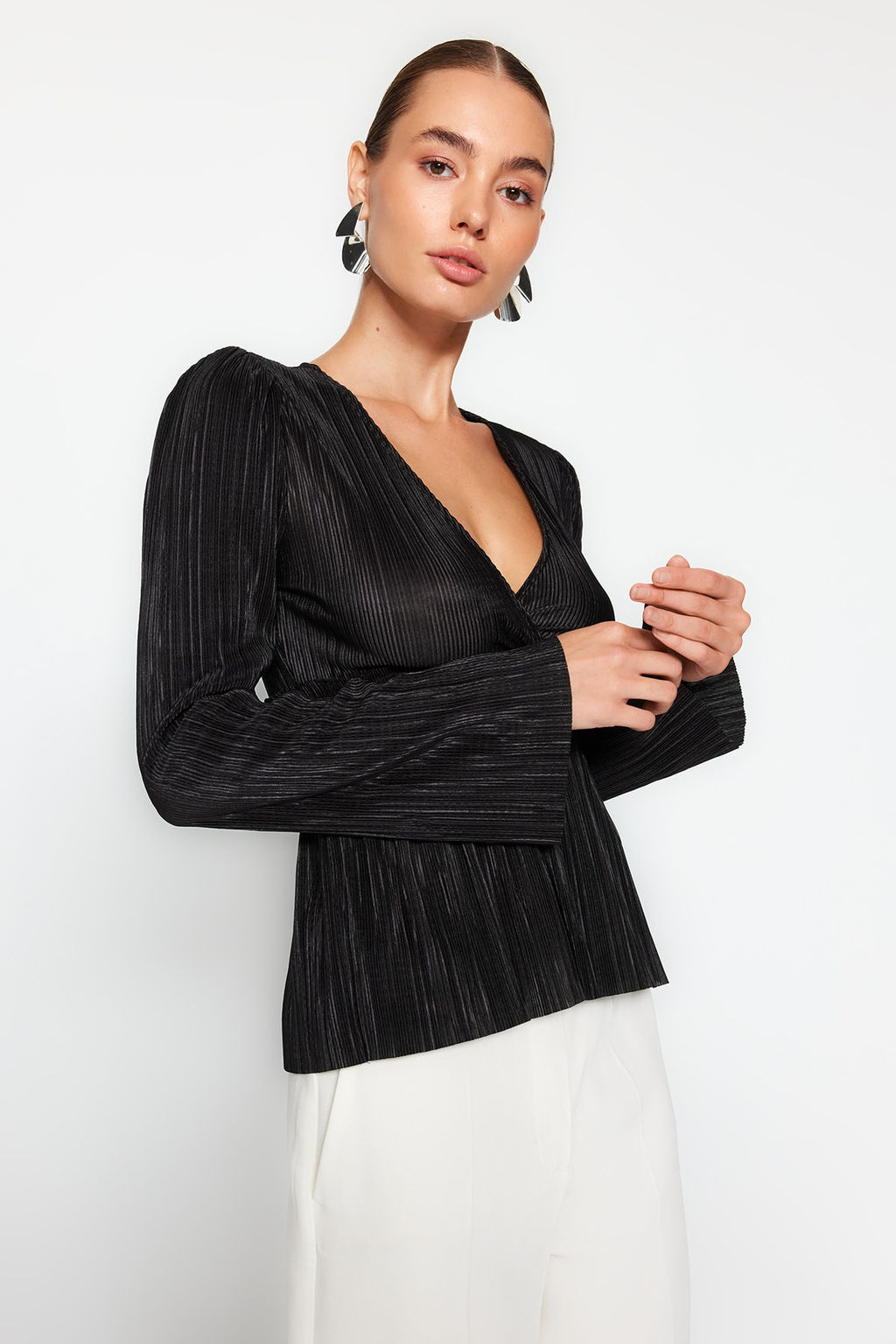 Trendyolmilla Ekru Pilise Detayl? Kruvaze Kapamal? F?rf?rl? V Yaka Orme Bluz TWOAW24BZ00278