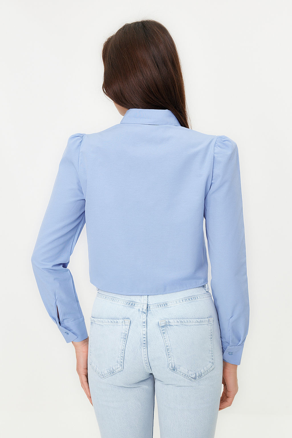 TRENDYOLMILLA Ac?k Mavi Omuzlar? Buzgu Detayl? Crop Fitted Bele Oturan Kal?p Dokuma Gomlek TWOSS23GO00117  фото 12