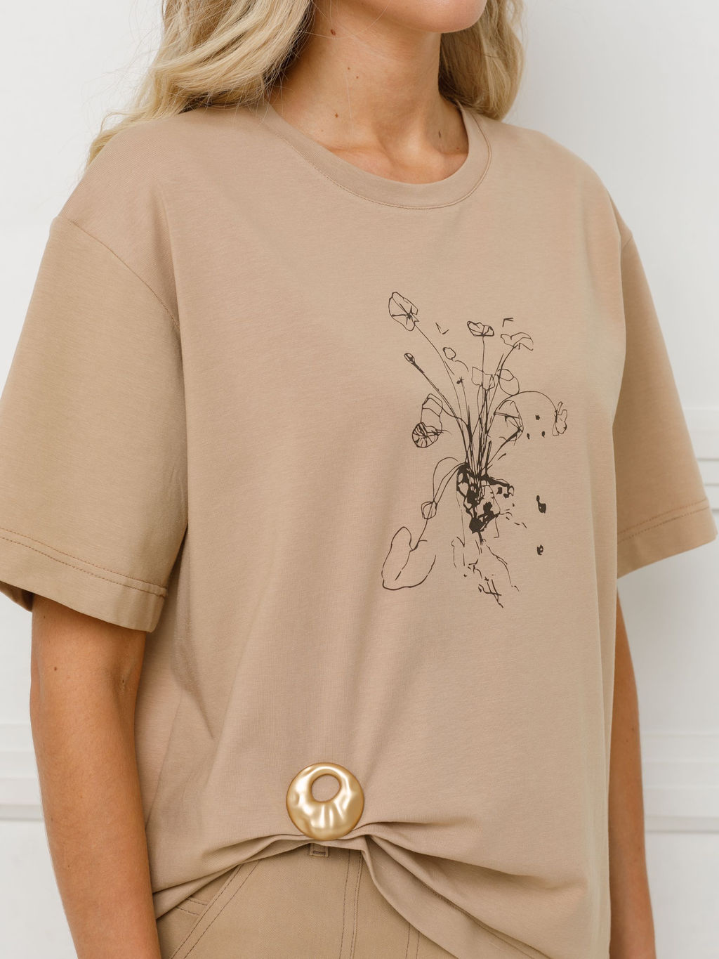 Футболка с принтом и брошью - Stilla фото 5