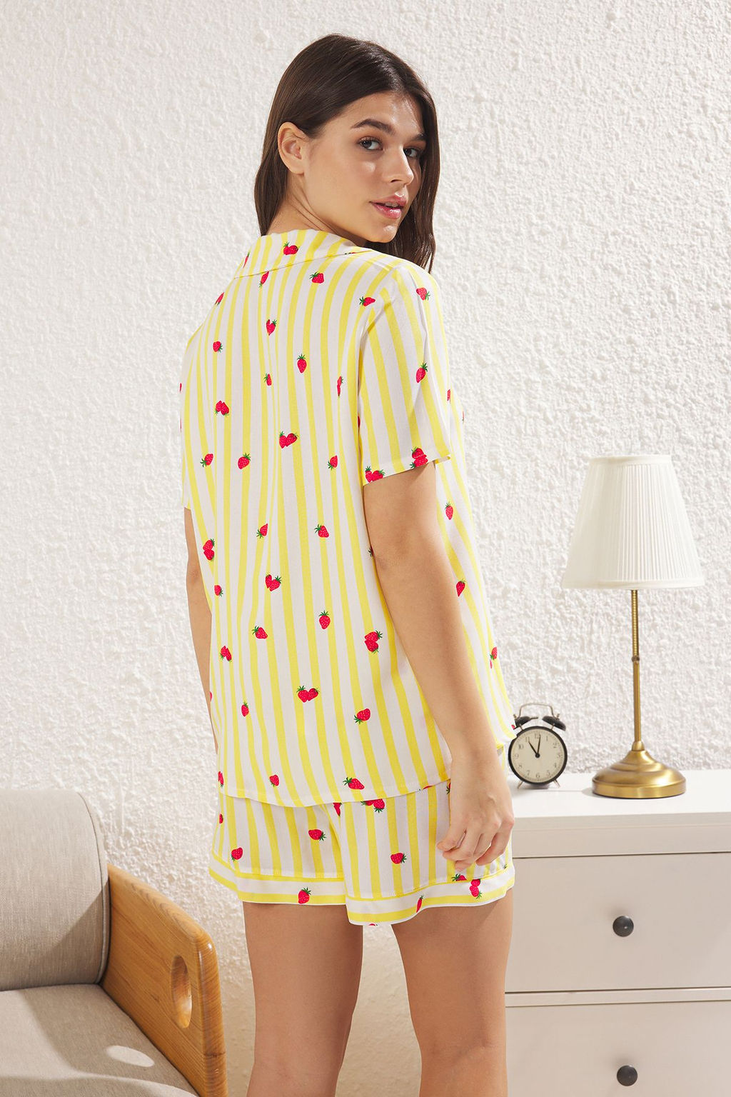 Trendyolmilla Sar? Cizgili ve Cilek Desenli Viskon Sortlu Dokuma Pijama Tak?m? THMSS25PT00194 фото 5