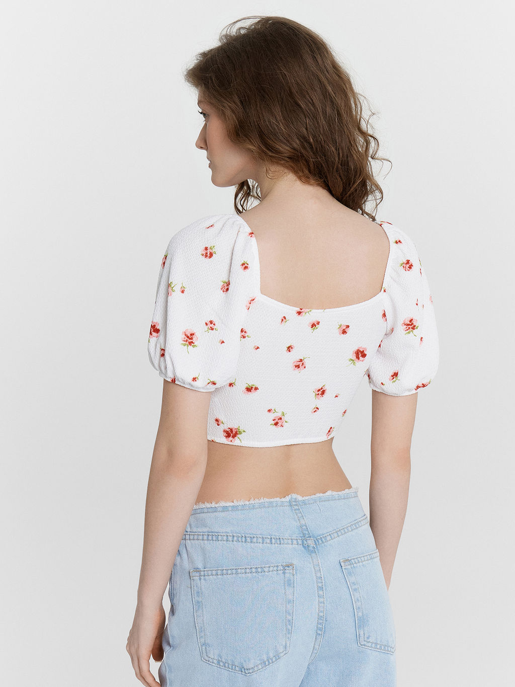 Топ укороченный женский белый с цветочным принтом - Mark formelle фото 2