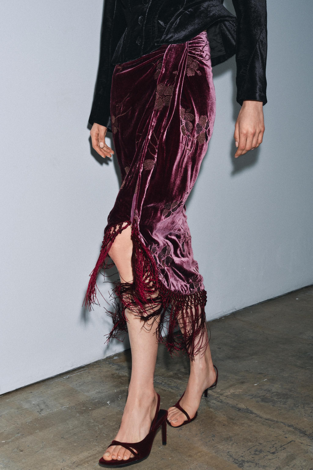 MID-WAIST VELVET SARONG SKIRT WITH FLOES EMBROIDERY - Zara фото 5