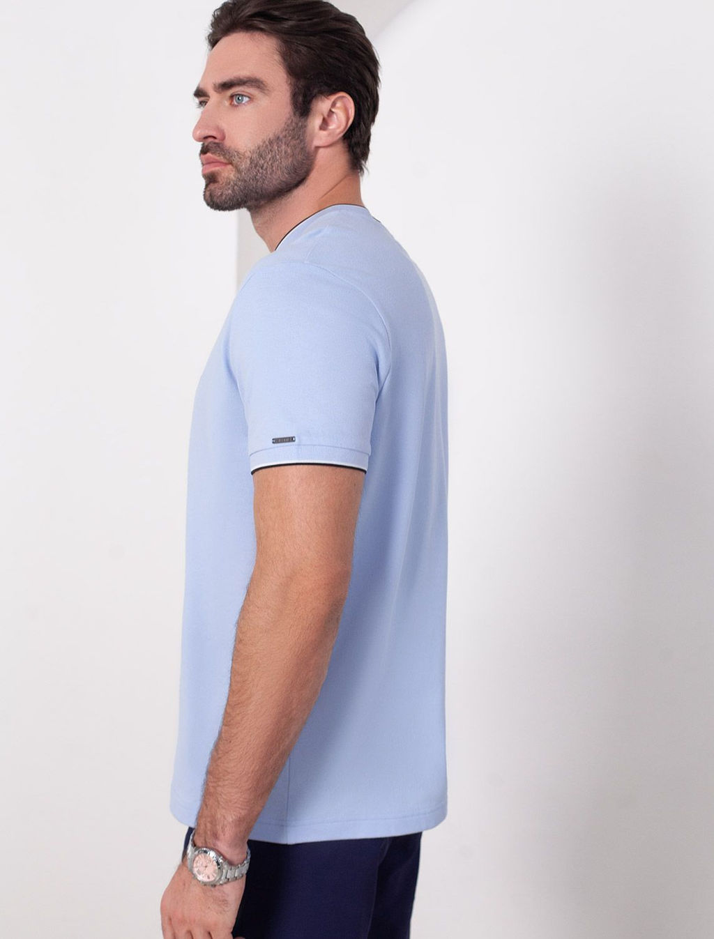 Футболка с V-вырезом из премиального хлопка с эластаном - Vilatte фото 3