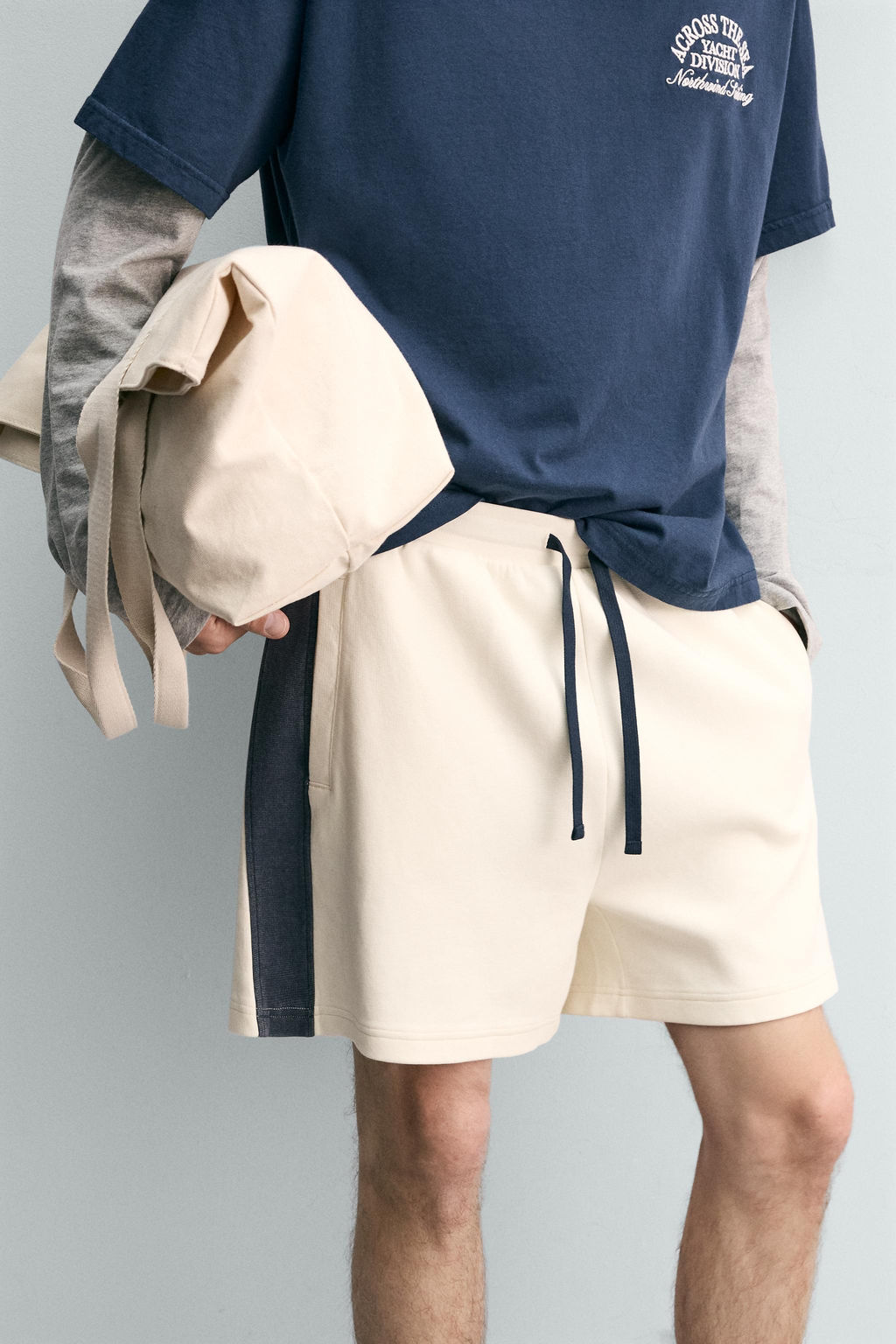 BERMUDA JOGGER BANDAS CONTRASTE / Blanco roto