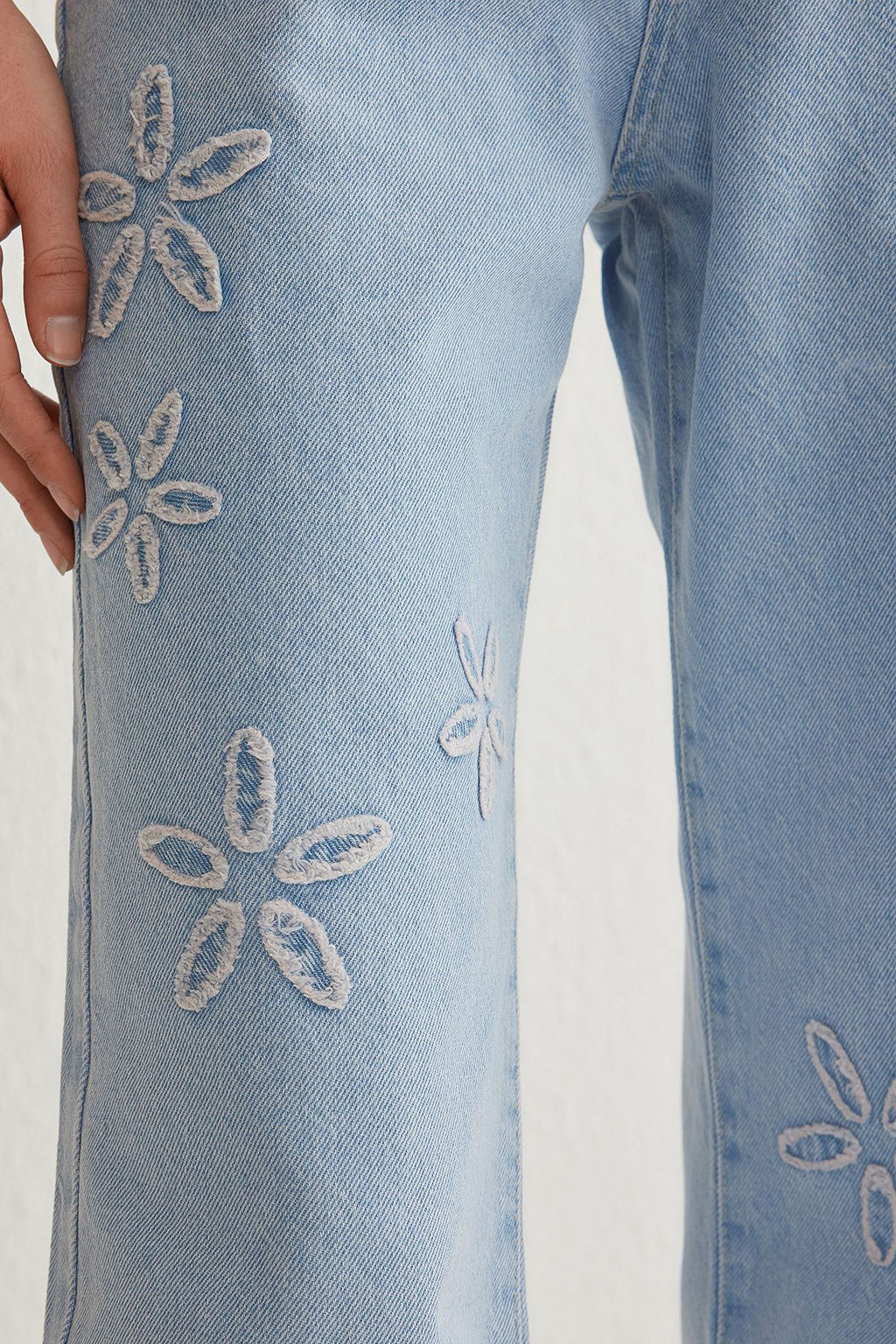 Ac?k Mavi Cicek Nak?sl? Yuksek Bel Wide Leg Jeans TWOSS25JE00047 - Trendyolmilla фото 4