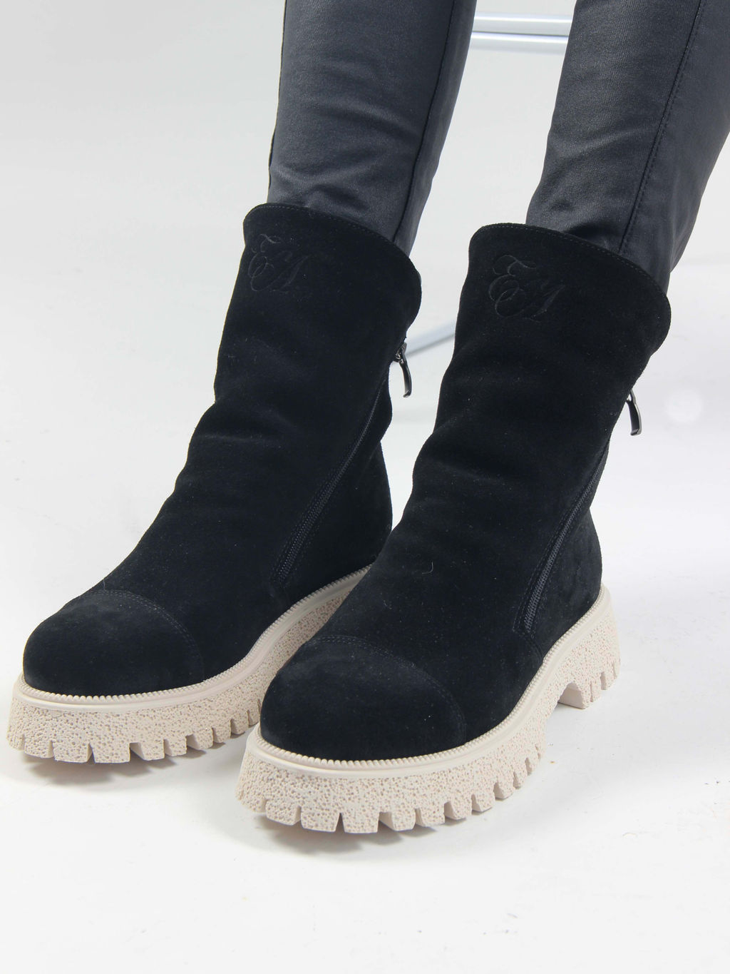 Ботинки 233.1541be. Черный замша/Байка