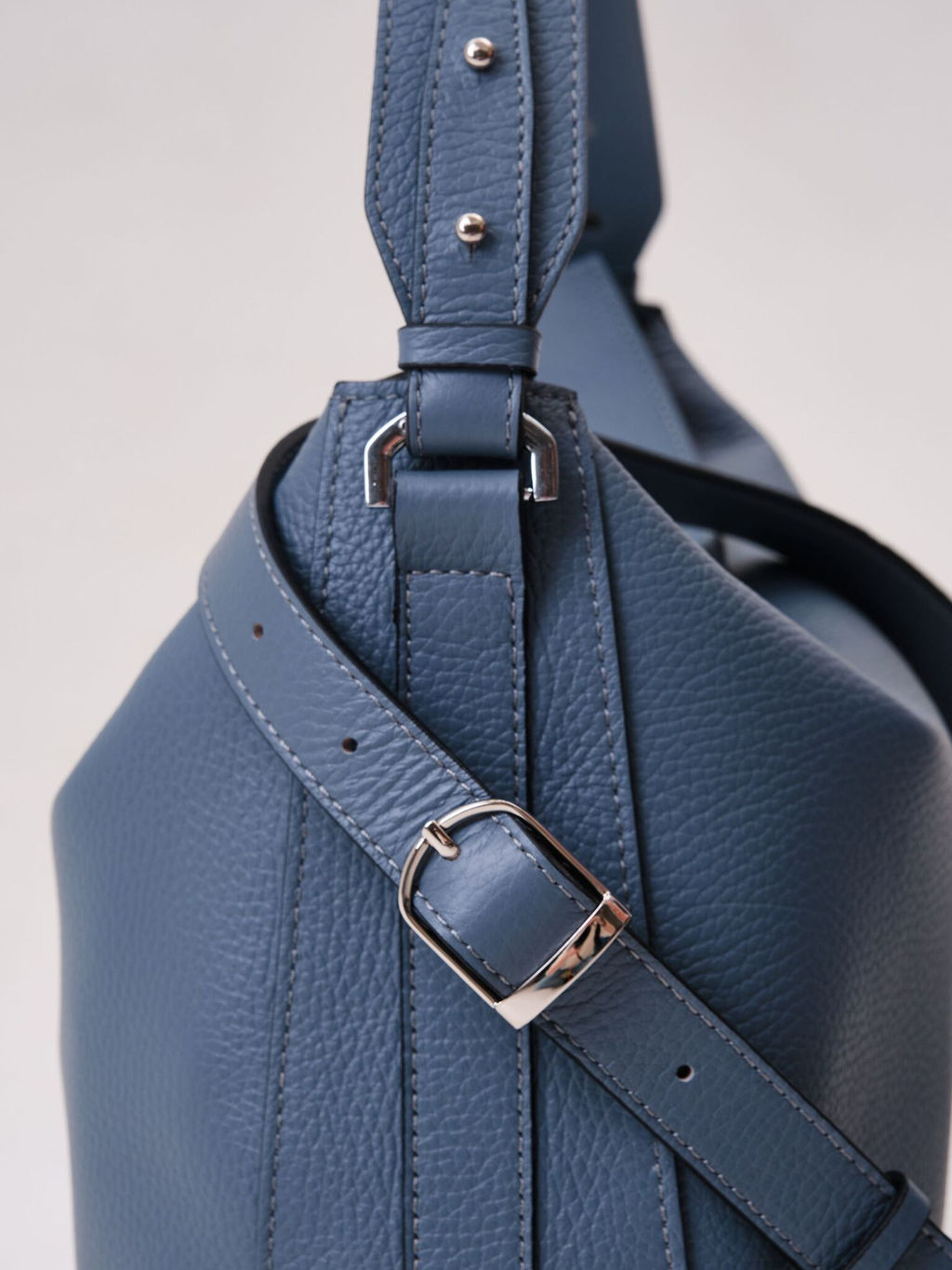 Сумка кожаная на плечо Azaro 30925 серый