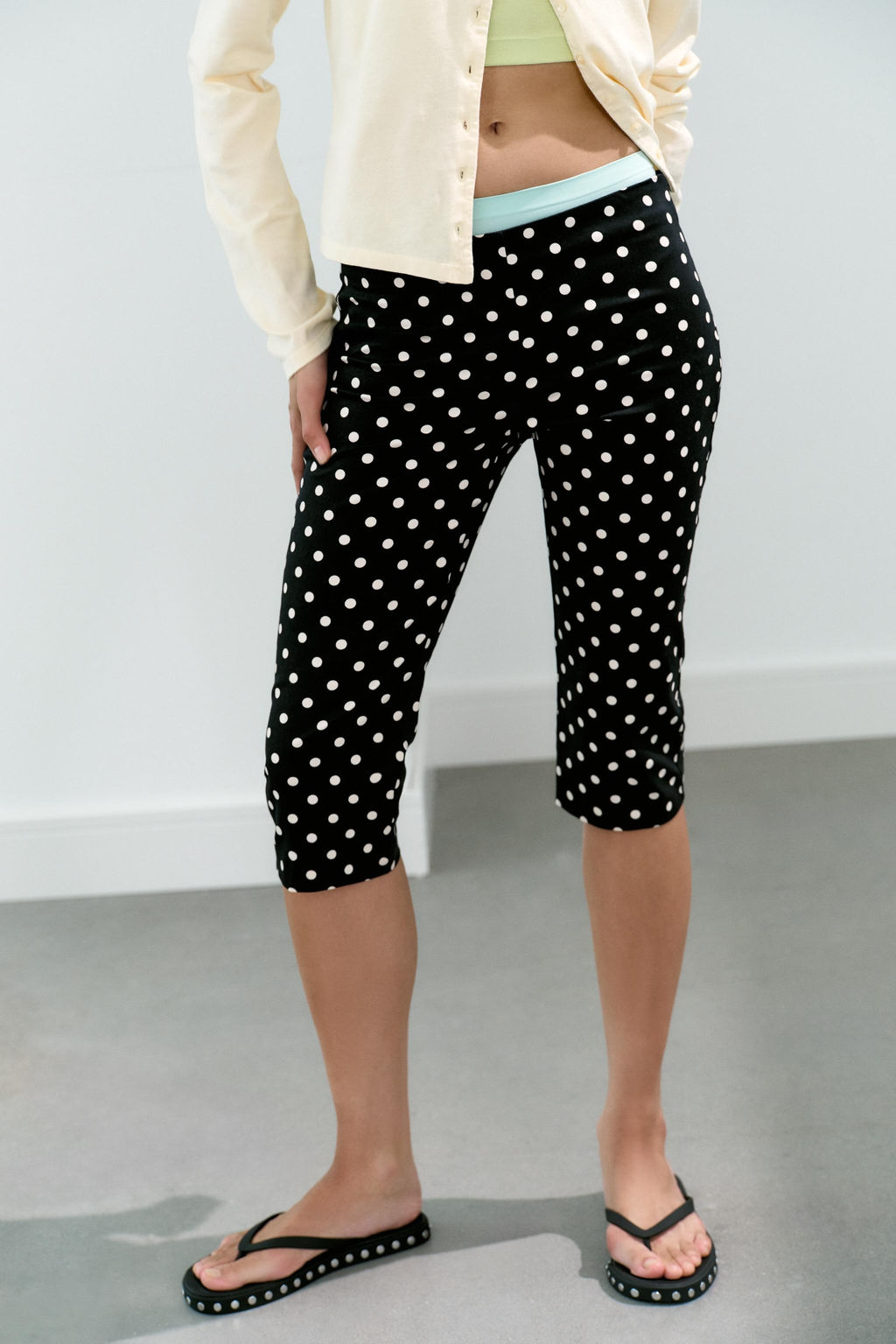 PANTAL?N CAPRI LUNARES / Negro / Blanco - Zara фото 2