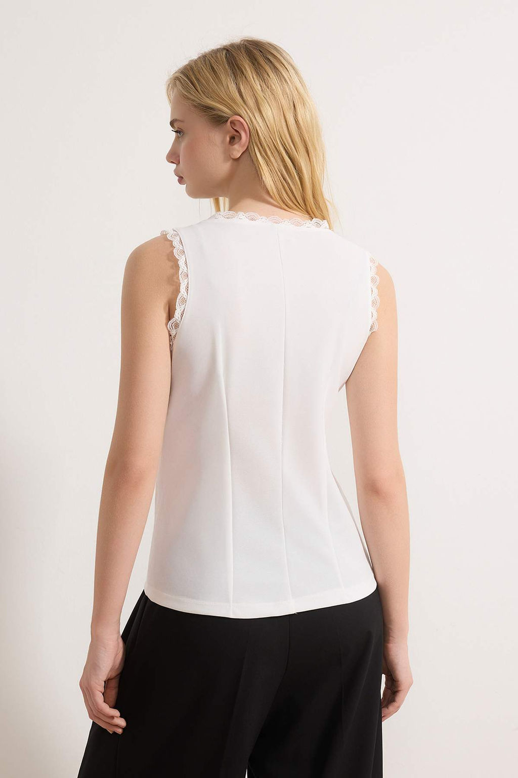 Ekru Fitted/Vucuda Oturan V Yaka Dugmeli Dantel Detayl? Scuba Krep Orme Bluz TWOSS26BZ00277 - Trendyolmilla фото 4