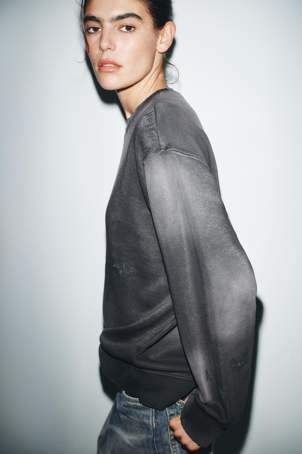 FADED-EFFECT RIPPED SWEATSHIRT - Zara фото 3