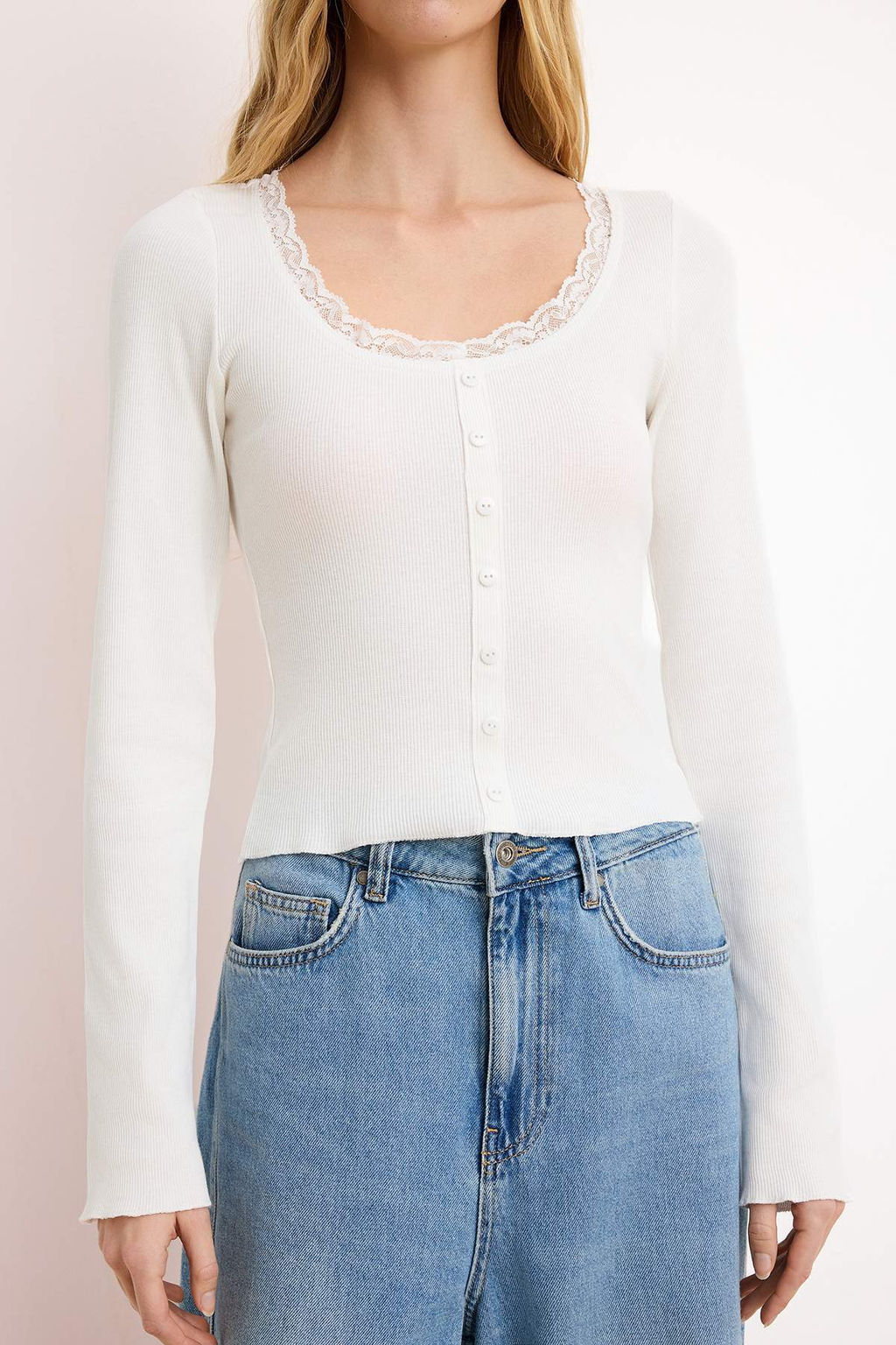 Ekru Fitted/Vucuda Oturan Havuz Yaka Dantel Detayl? Fitilli Esnek Orme Bluz TWOSS26BZ00070