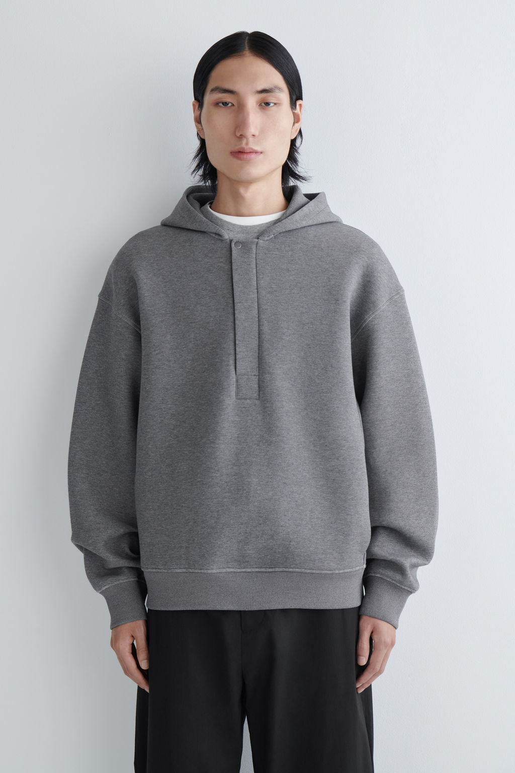 SUDADERA CON CAPUCHA EFECTO NEOPRENO