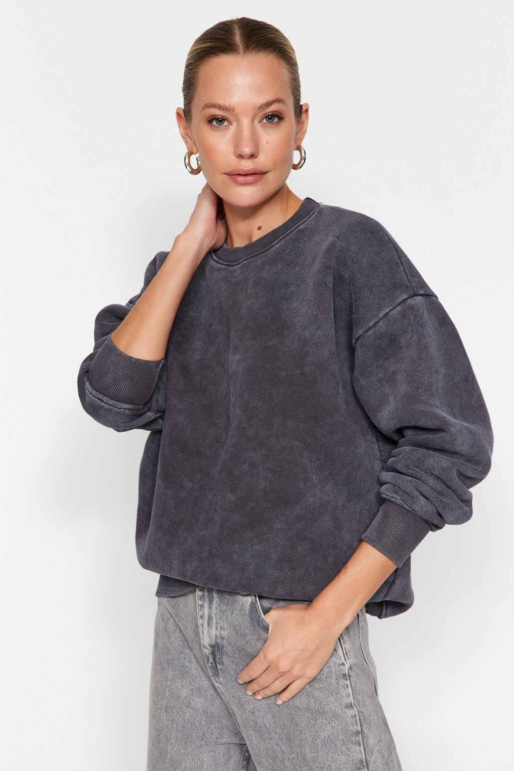 TRENDYOLMILLA Antrasit Eskitme/Soluk Efektli Kal?n Ici Polarl? Oversize/Genis Kal?p Orme Sweatshirt TWOAW24SW00151  фото 2
