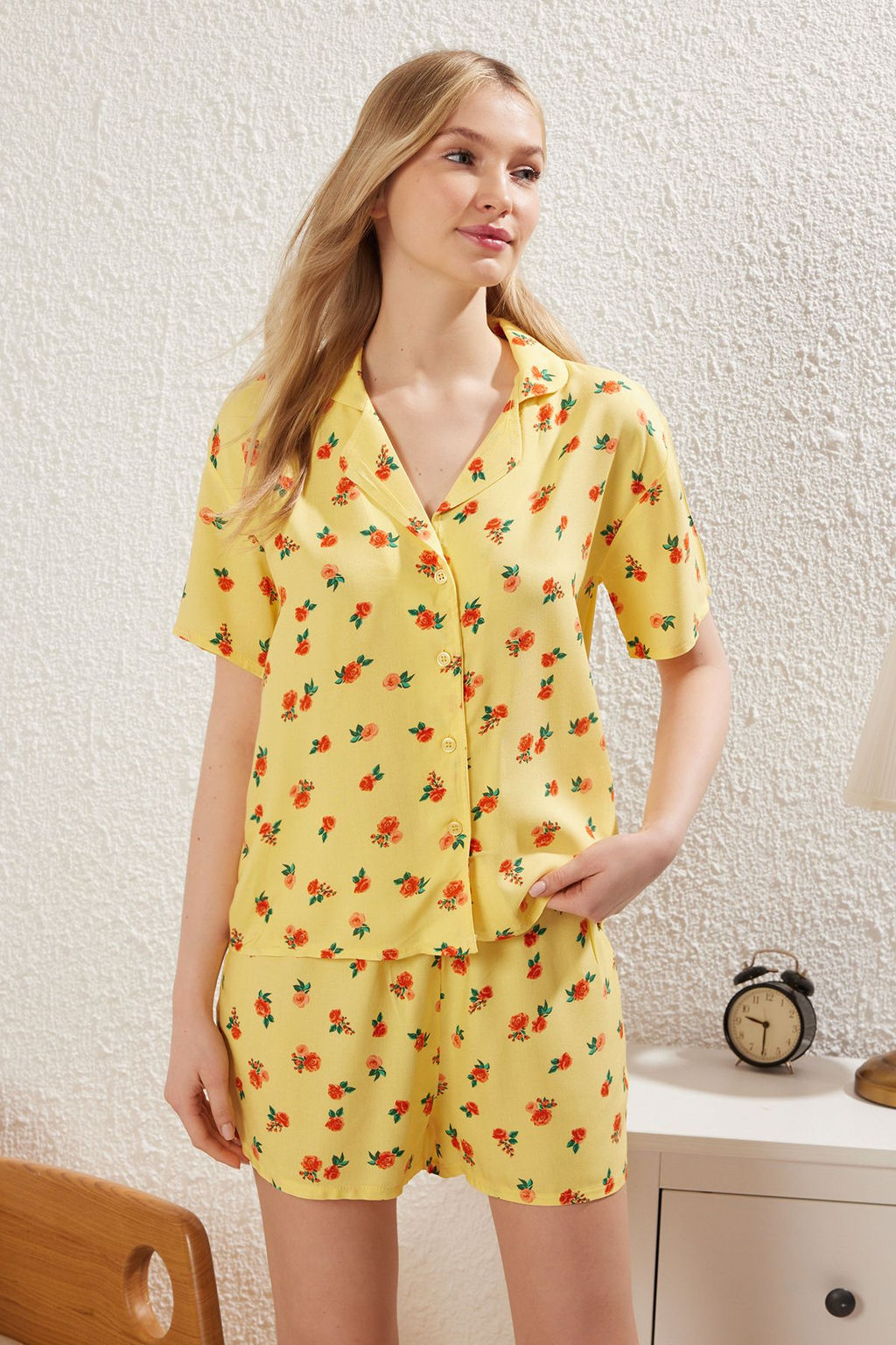 Trendyolmilla Sar? Cicekli Y?rtmacl? Viskon Sortlu Dokuma Pijama Tak?m? THMSS25PT00243 фото 2