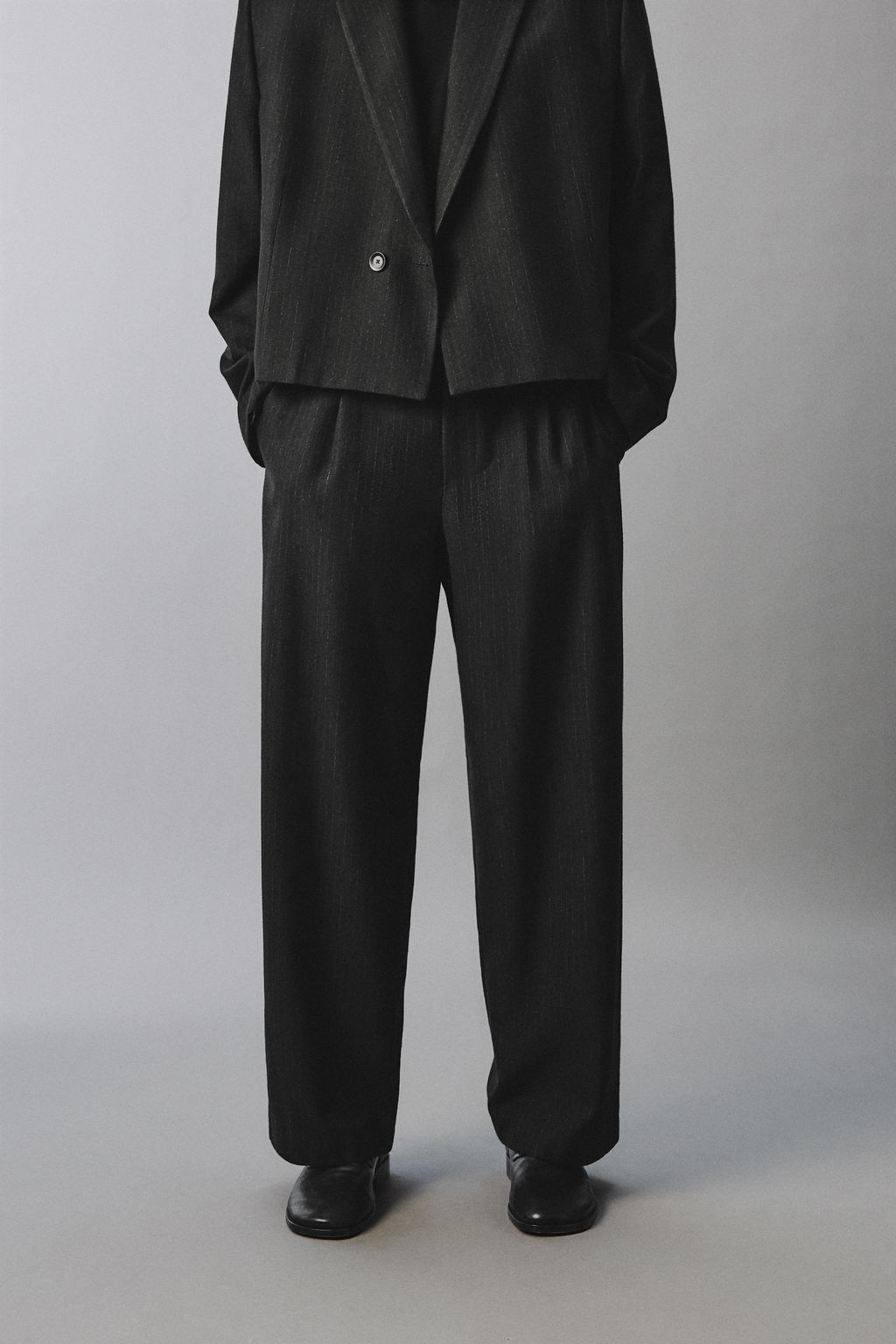 PINSTRIPED SUIT TROUSERS WITH PLEATS - Zara фото 11