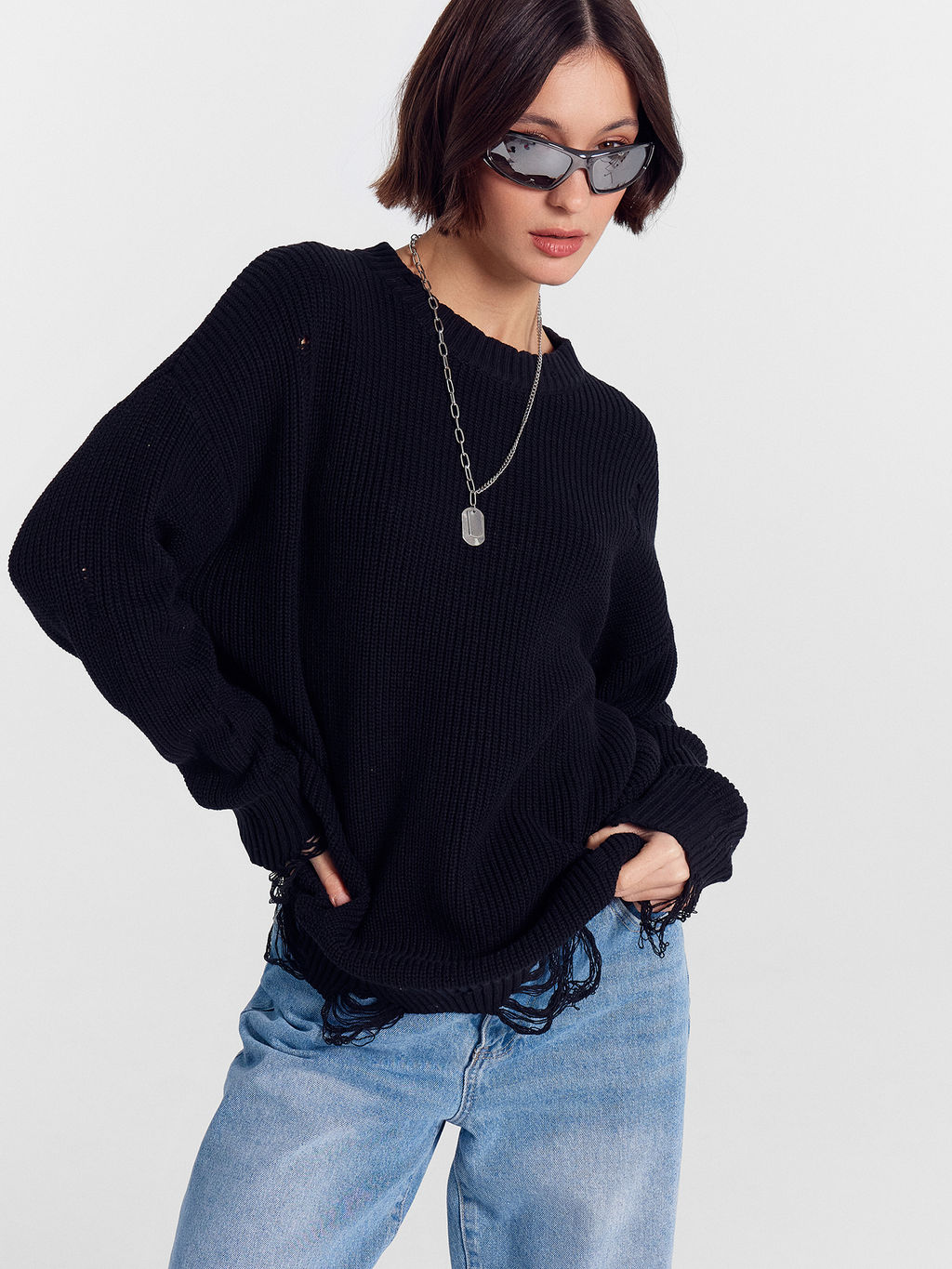 Джемпер женский черный с рваными деталями