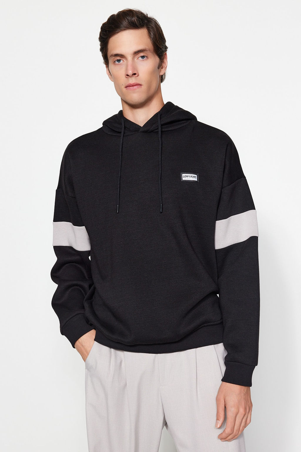 TRENDYOL MAN Gri Oversize/Genis Kesim Etiketli Renk Bloklu Ici Polarl? Sweatshirt TMNAW24SW00128 - Trendyolmilla фото 14