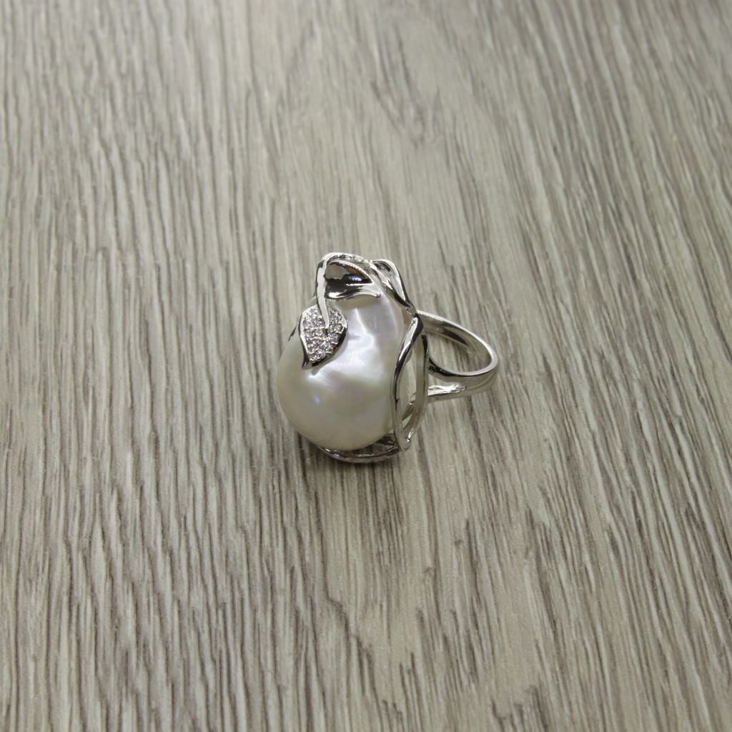 Кольцо с белым жемчугом "Барокко" из ювелирного сплава