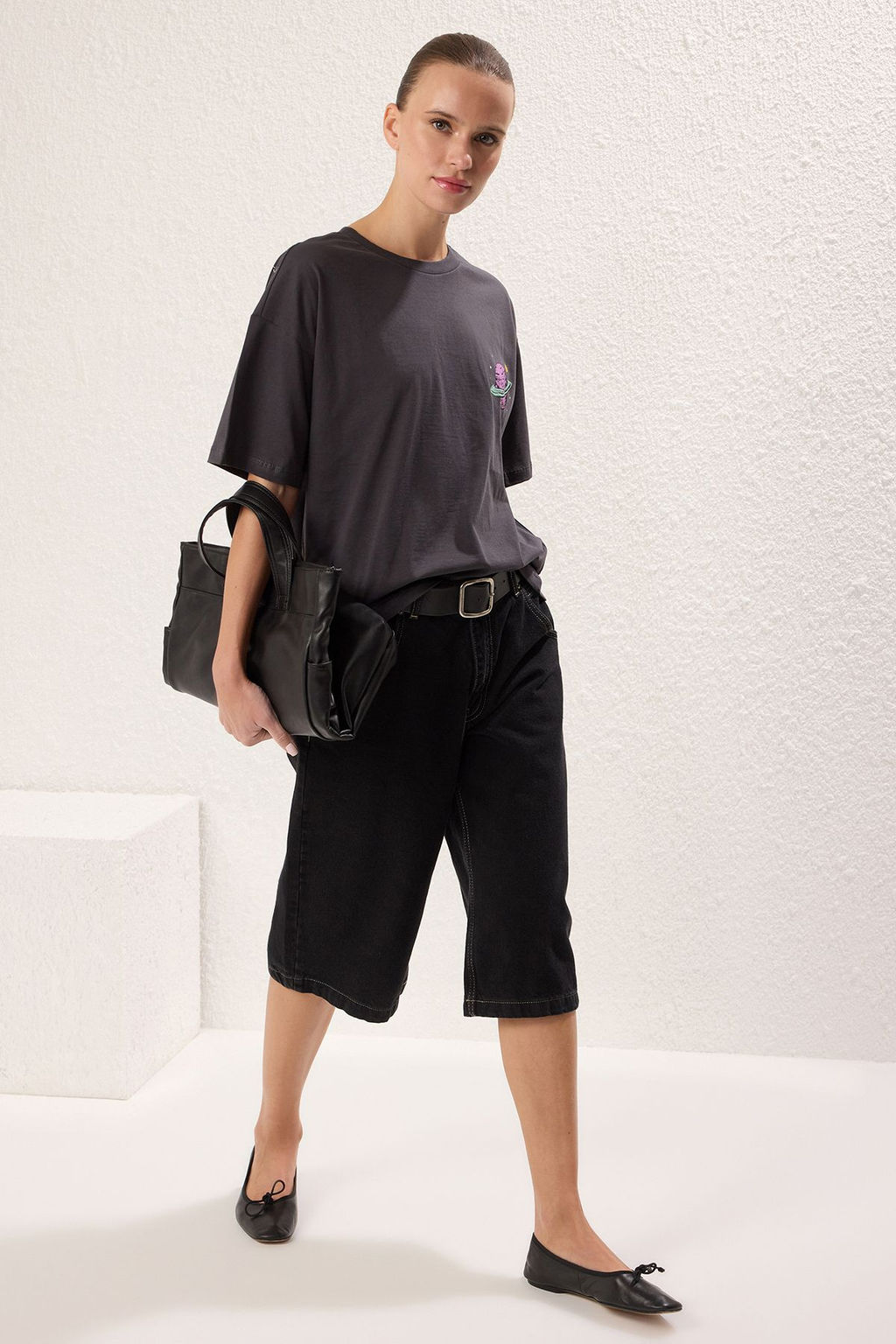 TRENDYOLMILLA Siyah %100 Pamuk On ve Arka Galaksi Bask?l? Boyfriend Fit Bisiklet Yaka Orme T-Shirt TWOSS23TS00257 фото 2