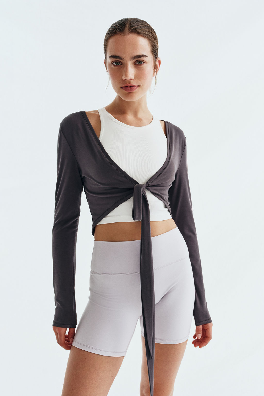 Top de yoga cropped con nudo decorativo SoftMove - H&m фото 6