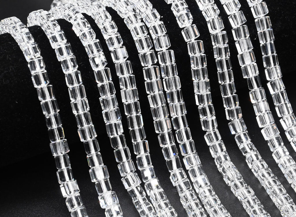 Бусины из циркона кубик гр.6мм цв.хрусталь, 39см, 65 бусин Радуга камня